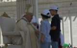 Papa Francesco chiude la prima Giornata mondiale dei bambini: "Pregate per la pace"