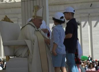 Papa Francesco chiude la prima Giornata mondiale dei bambini: "Pregate per la pace"