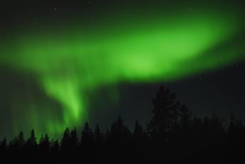 Tempesta solare investe la Terra, aurore boreali e gps in tilt: cosa aspettarsi oggi