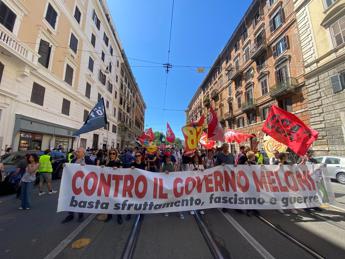 Corteo a Roma contro il governo, bandiere rosse e della Palestina a piazza Vittorio