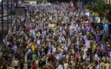 Israele, decine di migliaia in piazza contro governo Netanyahu: c'è anche Gantz