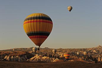 Mongolfiera contro le rocce in Cappadocia