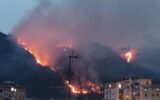 Napoli, incendio ai Camaldoli: Canadair in azione e cenere in tutta la città