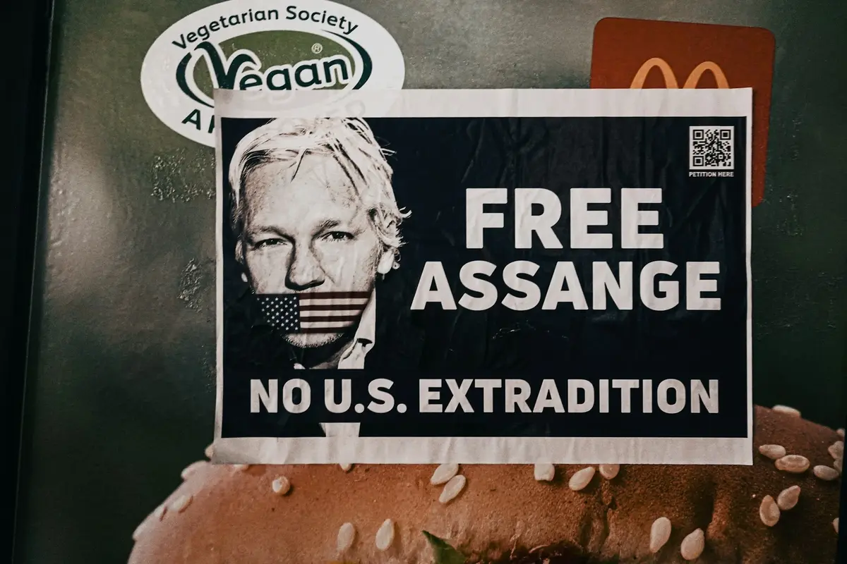 assange libero