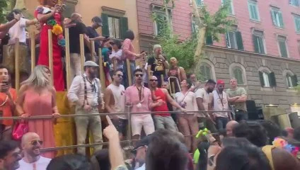 Elly Schlein balla sul carro del Roma Pride