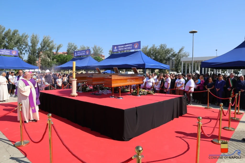 Scampia, i funerali delle vittime nel crollo nella vela Celeste