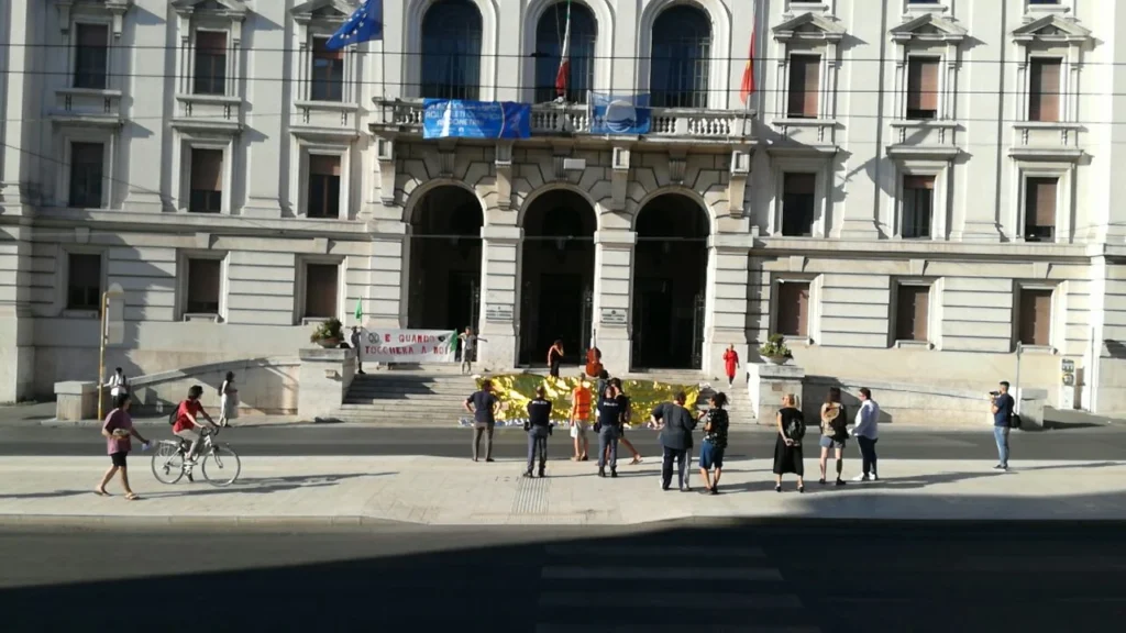 Ancona: Extinction Rebellion srotola teli isotermici al palazzo del Comune