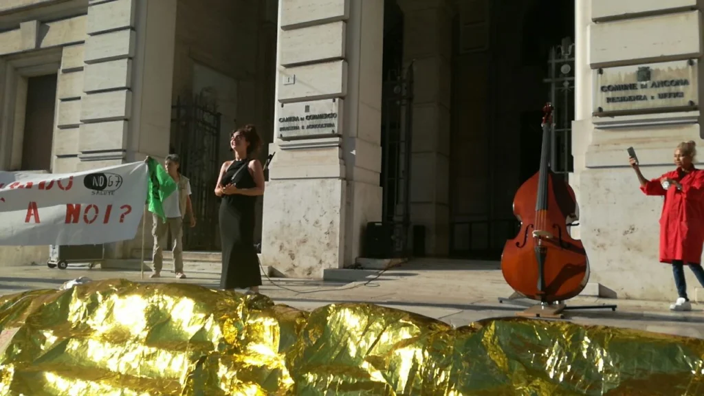 Ancona: Extinction Rebellion srotola teli isotermici al palazzo del Comune