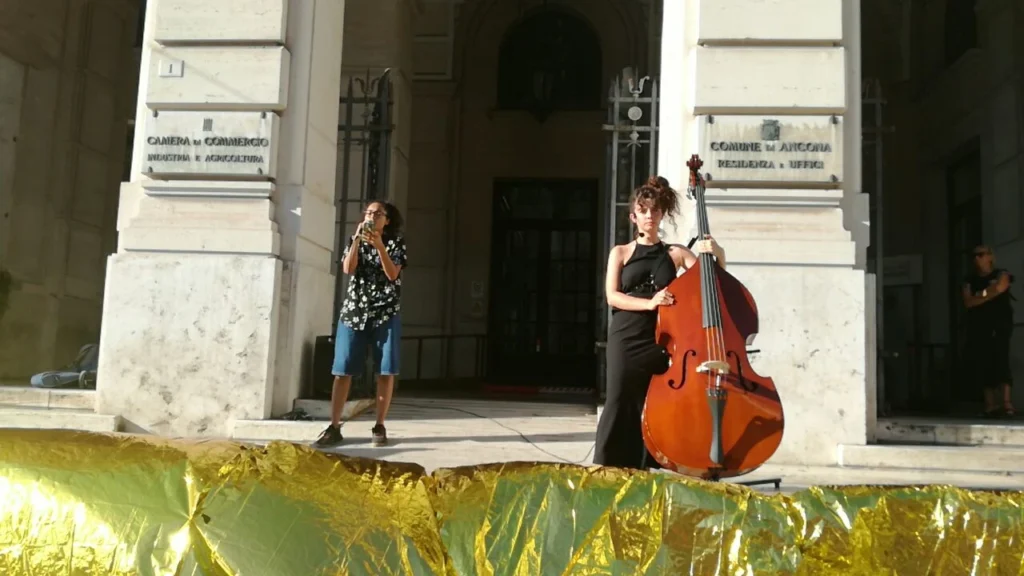 Ancona: Extinction Rebellion srotola teli isotermici al palazzo del Comune