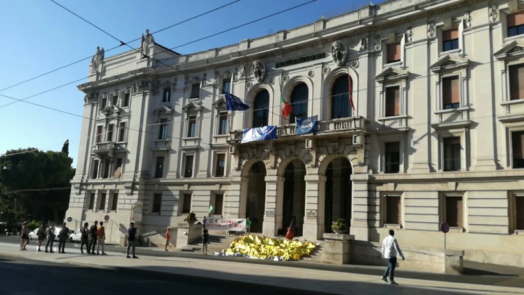 Ancona: Extinction Rebellion srotola teli isotermici al palazzo del Comune