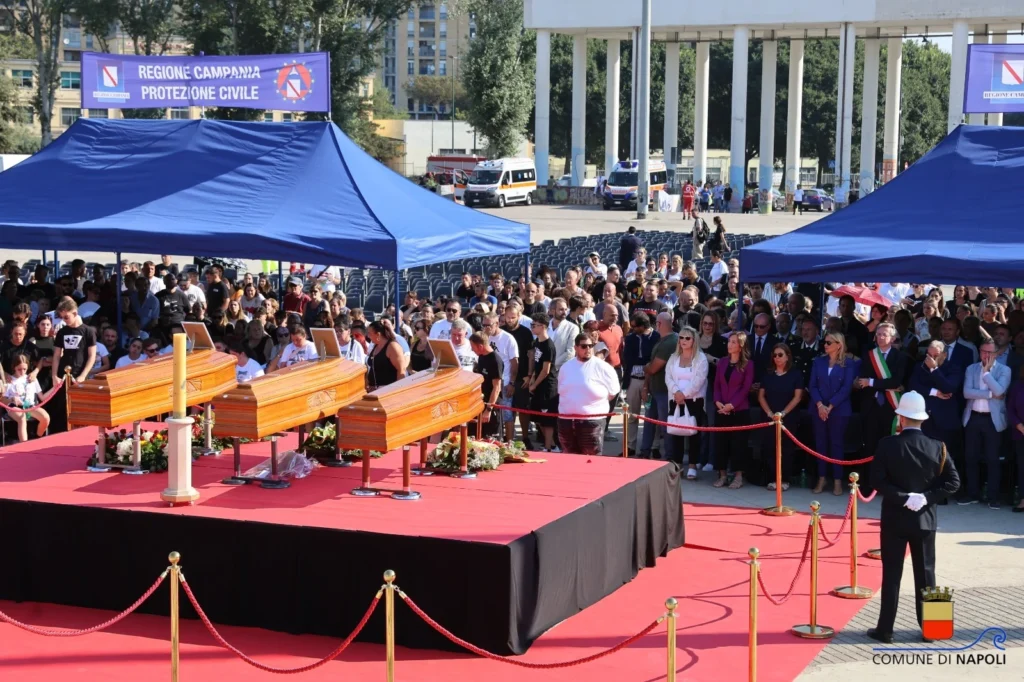 Scampia, i funerali delle vittime nel crollo nella vela Celeste