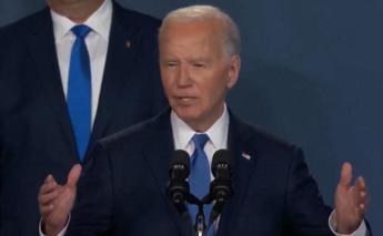 Biden e la gaffe: "Vi presento Putin". Ma è Zelensky