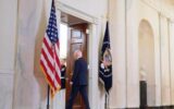 Biden prova a resistere: "Non mi ritiro e batterò Trump"
