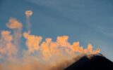 Etna, nube vulcanica da cratere alta 4,5 chilometri