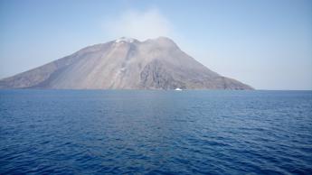 Vulcano Stromboli, allerta rossa e stop a barche turisti