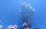 Vulcano Stromboli, nuova esplosione: sull'isola una nube e cenere