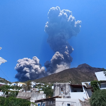 Vulcano Stromboli, nuova esplosione: sull'isola una nube e cenere