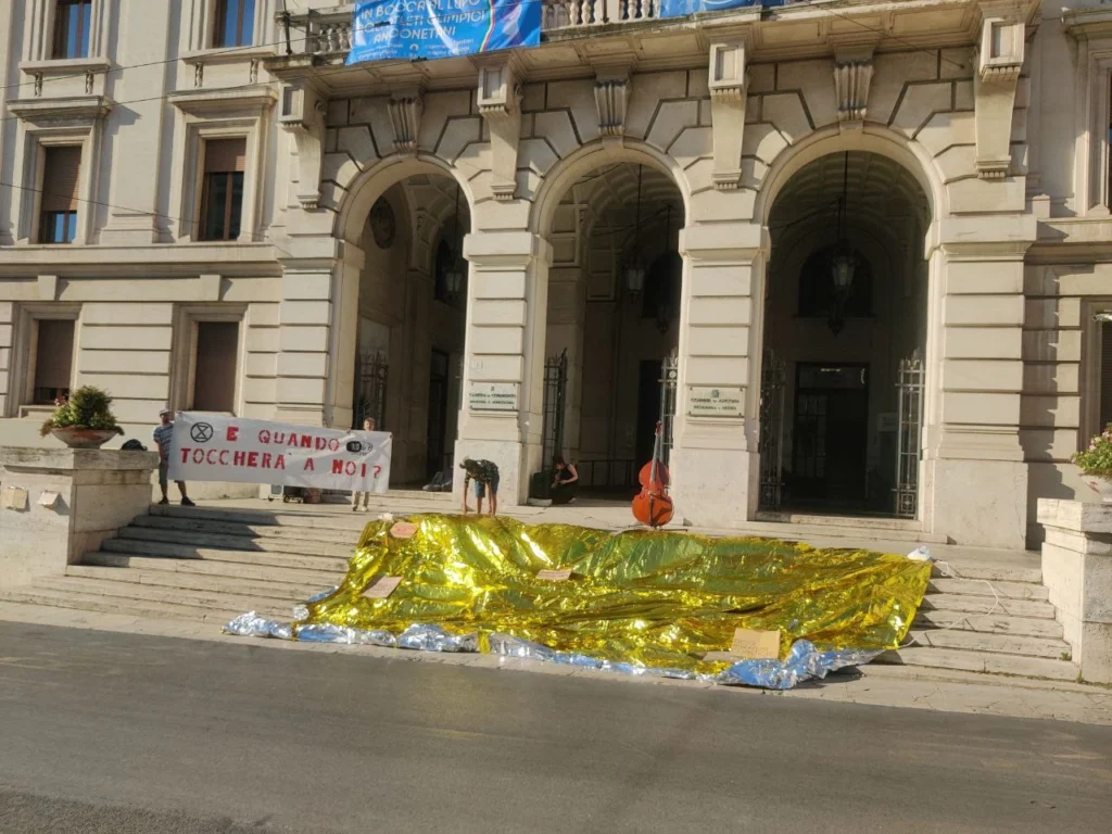 Ancona: Extinction Rebellion srotola teli isotermici al palazzo del Comune