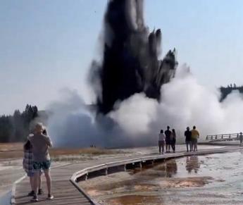 Yellowstone, esplosione 'naturale' spaventa i turisti