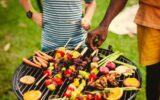 Barbecue di Ferragosto, grigliata protagonista 15 agosto: meglio carne o pesce?