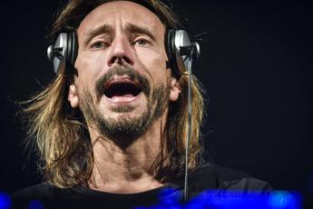 Bob Sinclair e lo sfogo social: "Sono depresso, spegnete i cellulari in discoteca"