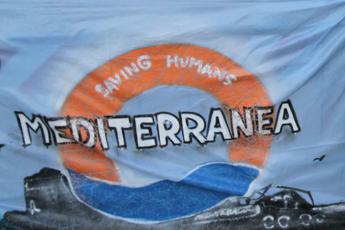 Migranti, Mediterranea denuncia Piantedosi al Tribunale penale internazionale: "Deportazioni in Libia"