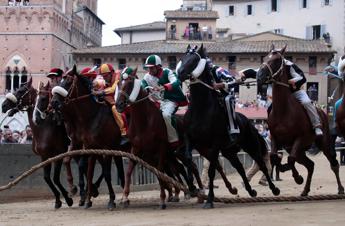 Palio di Siena, la Contrada dell'Onda vince la prova generale