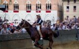 Palio di Siena, trionfo Lupa: chi è Velluto, il fantino che ha vinto