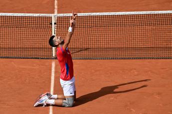 Parigi 2024, Djokovic oro nel tennis: Alacaraz battuto in finale, re Nole ha vinto tutto