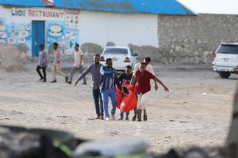 Somalia, attentato su spiaggia di Mogadiscio: almeno 15 morti