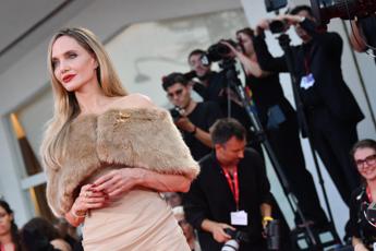 Venezia 81, Angelina Jolie si commuove per la standing ovation e cerca l'abbraccio di Favino