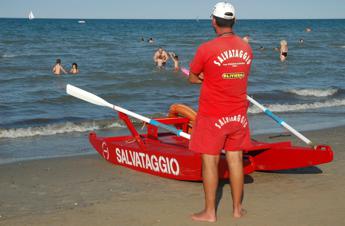 Bagnino si tuffa e salva turista, ma la Capitaneria lo multa