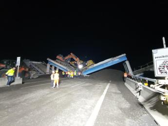 Cavalcavia Anas durante demolizione crolla su autostrada, chiuso tratto D19