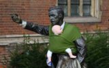 Fasce portabebè sulle statue: la protesta creativa dei papà che vogliono un congedo più lungo