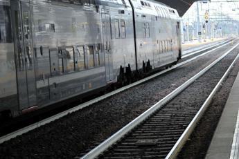 Mantova, fiamme a bordo di un treno regionale: 9 persone in ospedale