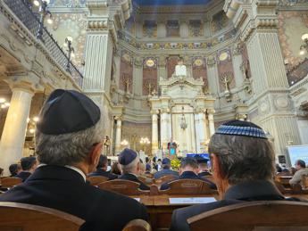 7 ottobre, commemorazione alla Sinagoga di Roma. Meloni: "Reticenza tradisce antisemitismo"