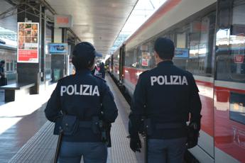 Capotreno accoltellato a Genova, il 21enne arrestato: "Mi ha colpito con manganello"