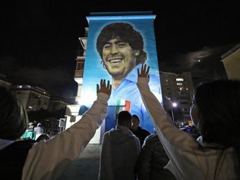 Dal murales alla processione, Napoli omaggia Maradona per i 64 anni dalla nascita