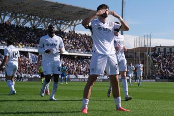 Empoli-Napoli 0-1, rigore di Kvaratskhelia e Conte tenta la fuga