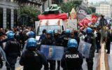 G7 Difesa Napoli, scontri tra i manifestanti e la polizia al corteo: bottiglie e lacrimogeni