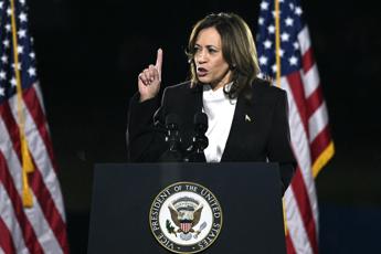 Harris attacca a Trump: "Instabile e consumato dal rancore". Nuova gaffe di Biden