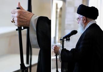 Iran, Khamenei e il sermone con il fucile: non è la prima volta - Video