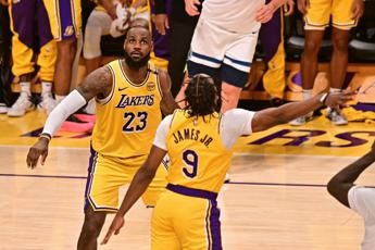 Lebron e Bronny James fanno la storia dell'Nba: per la prima volta padre e figlio giocano insieme