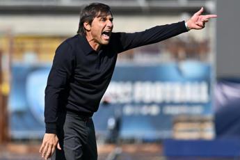 Napoli, Conte: "Faremo il massimo fino alla fine. Kvara sta discutendo del rinnovo"