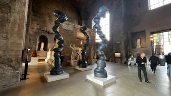 Alle Terme di Diocleziano le sculture dell'artista inglese Tony Cragg