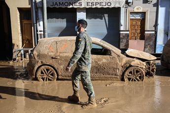 Alluvione Spagna, 213 morti. Il parcheggio di Valencia sommerso: "E' un cimitero"