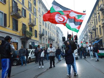 Corteo pro Pal a Milano, Hannoun telefona dopo foglio di via: "Vogliono zittirmi, non mi fermo"