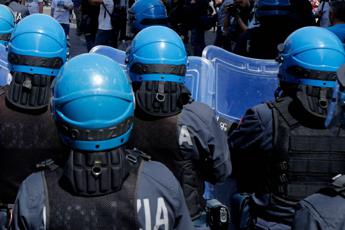 Doppia manifestazione a Bologna, scontri tra polizia e collettivi