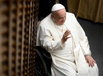 Il Papa ai giovani: "Non truccatevi l'anima, non siate stelle social ma liberi"