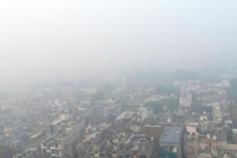 India, a Nuova Delhi smog da record: è 50 volte sopra limite, scuole chiuse - Video